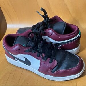 Nike Air Jordan 1 Low SE (GS) Dark Beetroot. size 7Y.